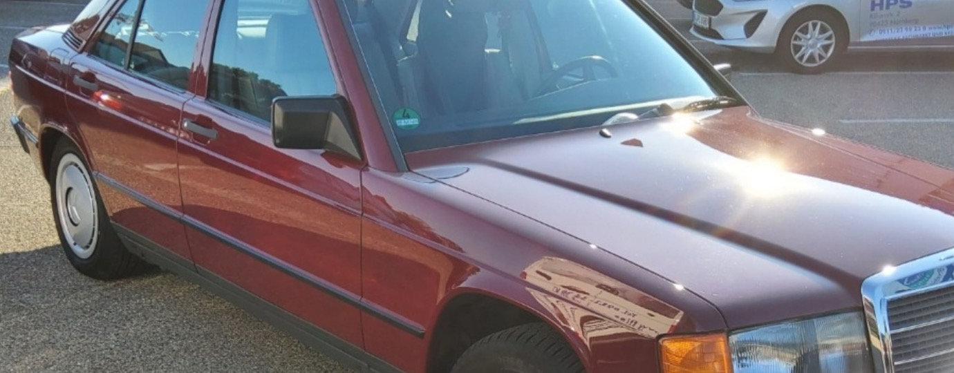 Roter Mercedes 190 nach der Aufbereitung