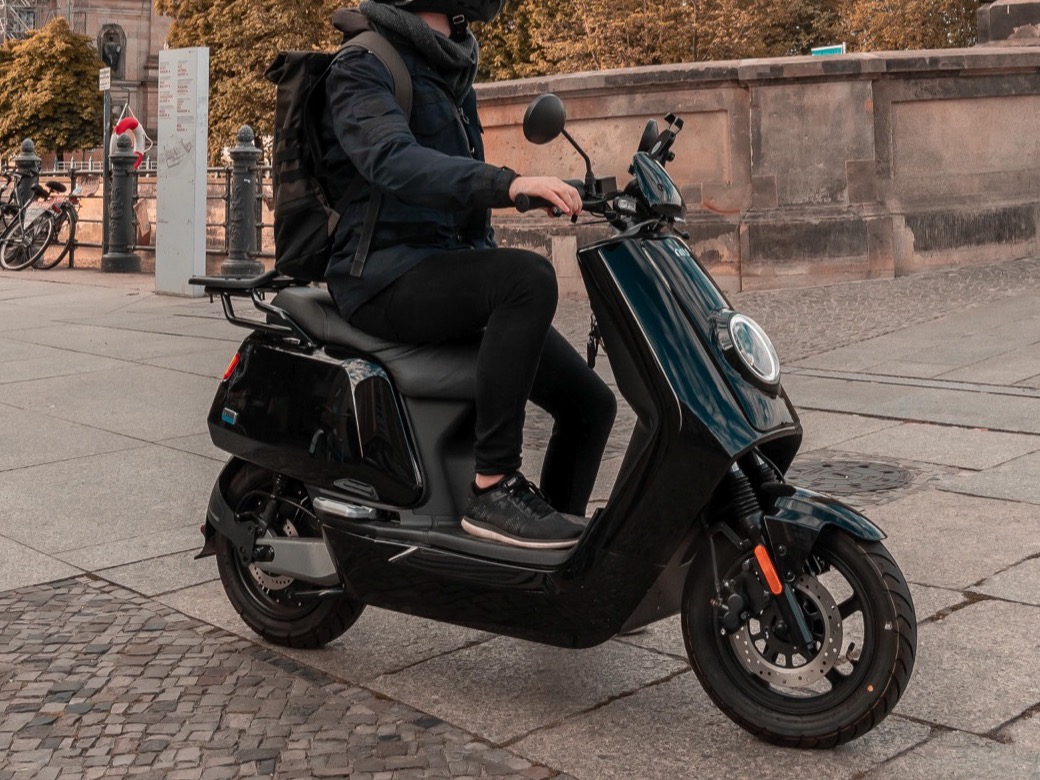 Fahrer auf einem NIU-E-Roller