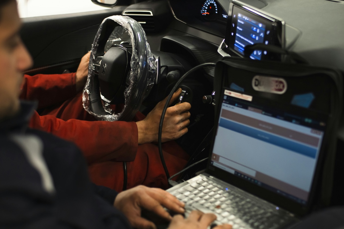 Techniker liest Fehlerspeicher per Laptop aus